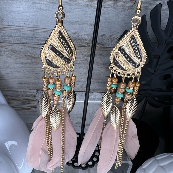 Jewelry - NWT soft pink boho feather earrings.